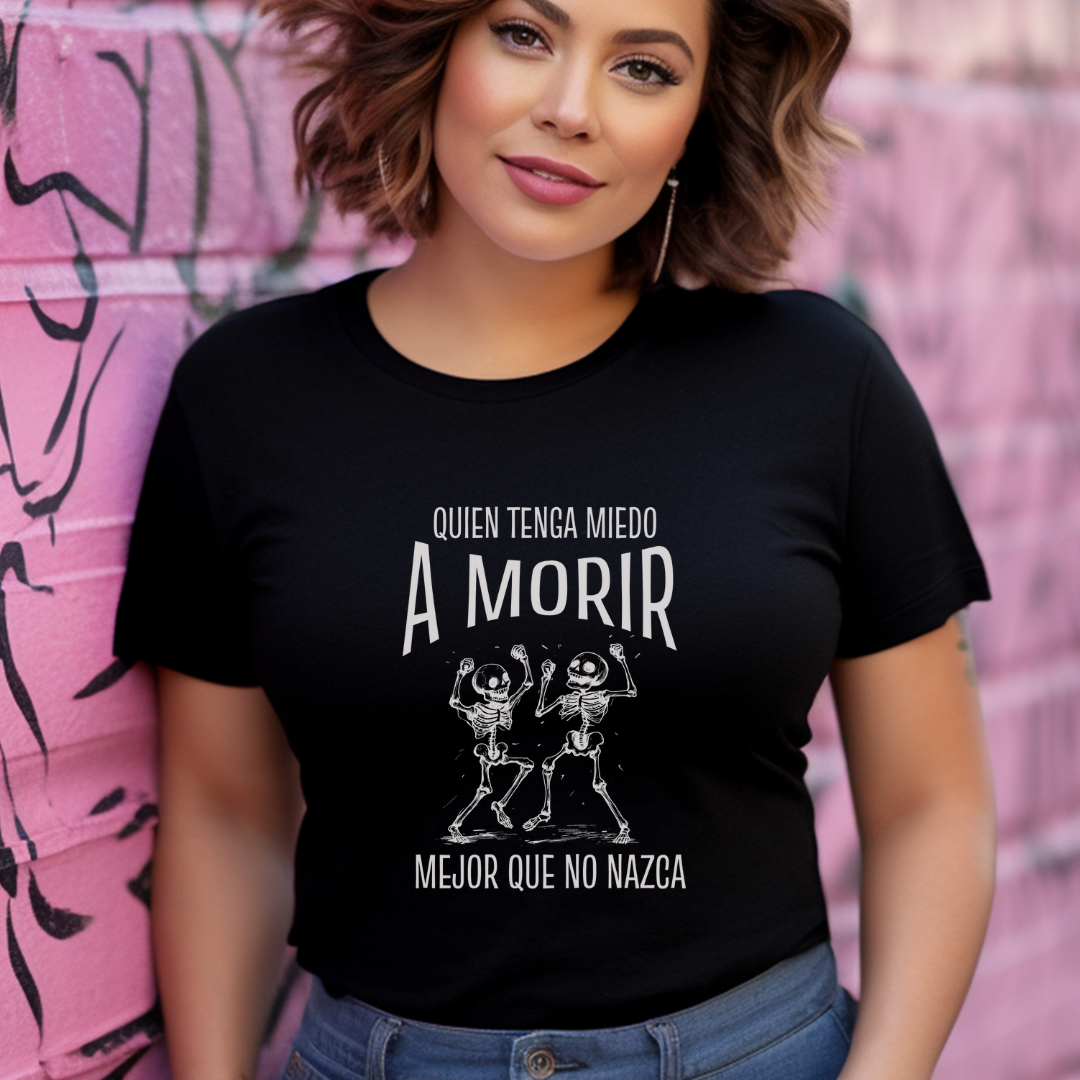 Quien Tenga Miedo a Morir, Mejor Que No Nazca Graphic Tee - Fearless Mexican Attitude | Camiseta con Actitud Mexicana