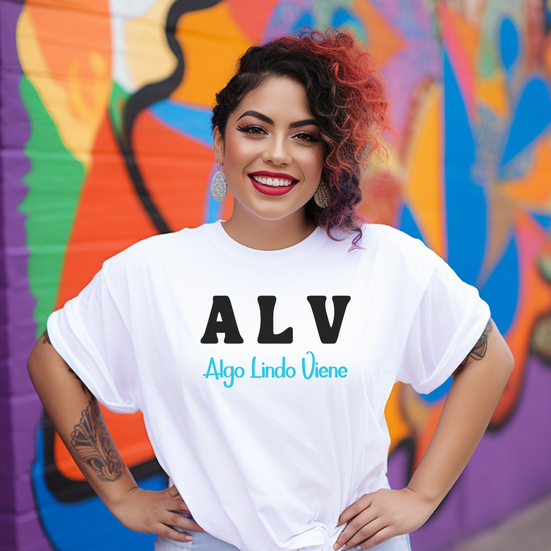 ALV Algo Lindo Viene Graphic Tee - Good Vibes & Manifestation | Camiseta Positiva y Motivacional