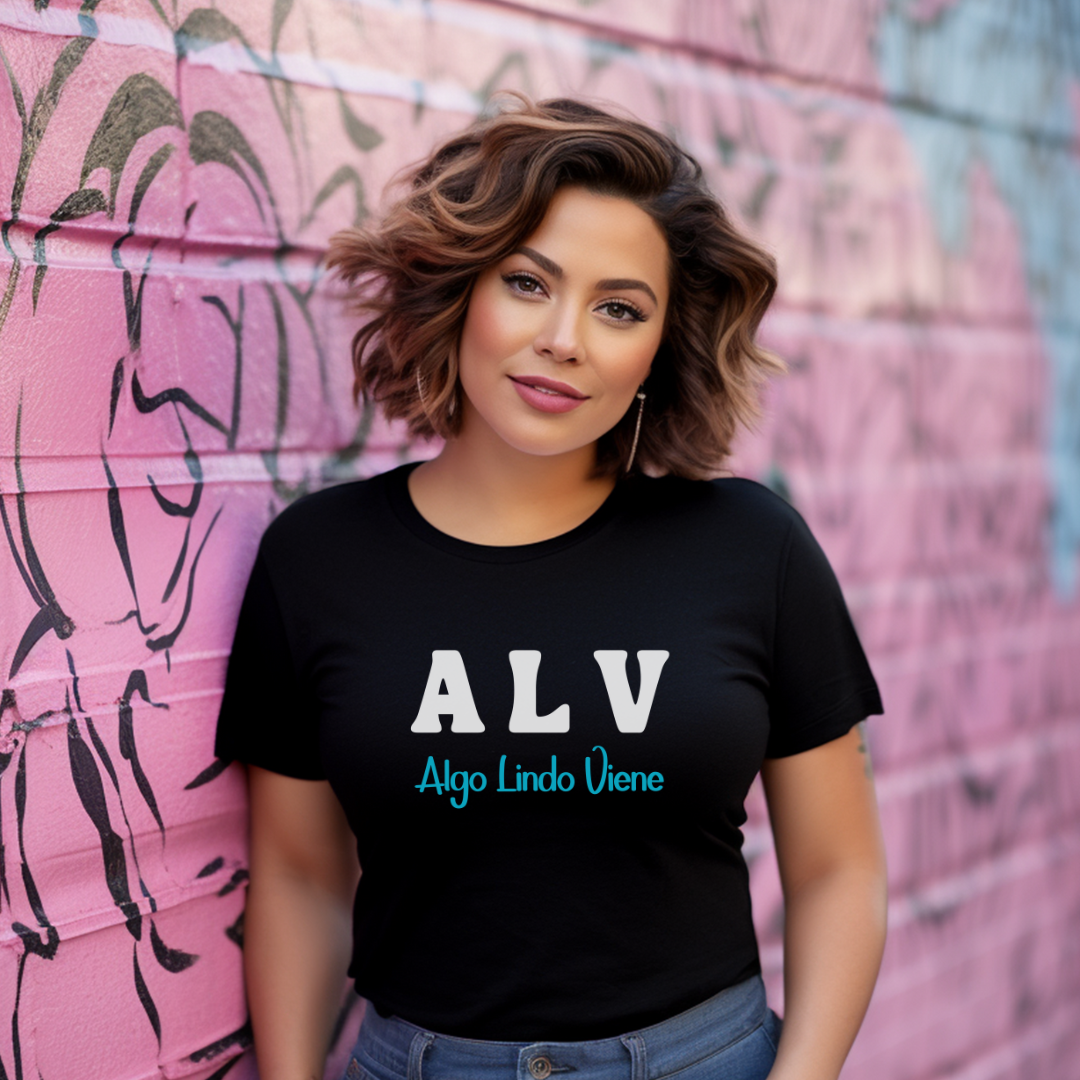 ALV Algo Lindo Viene Graphic Tee - Good Vibes & Manifestation | Camiseta Positiva y Motivacional