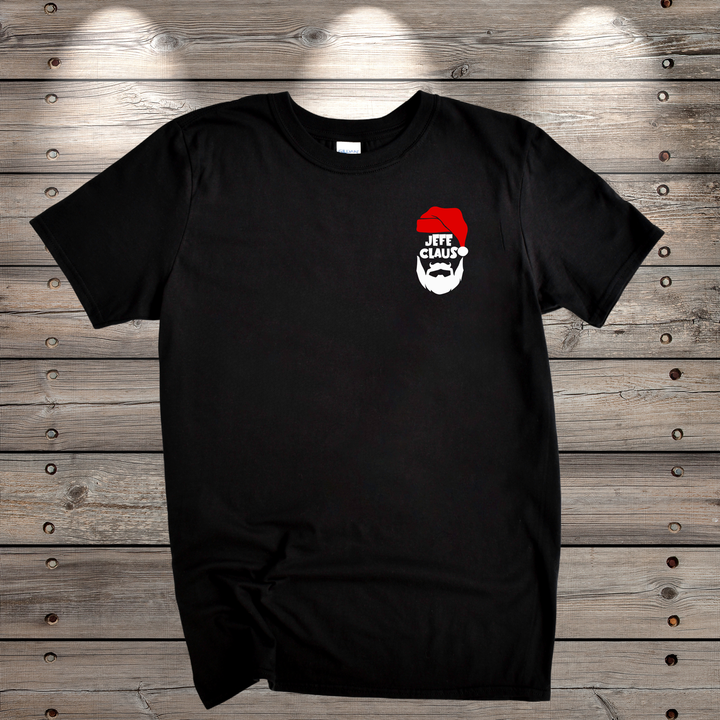Jefe Claus Tee – Graphic Tee con Flow Navideño y Orgullo Latino