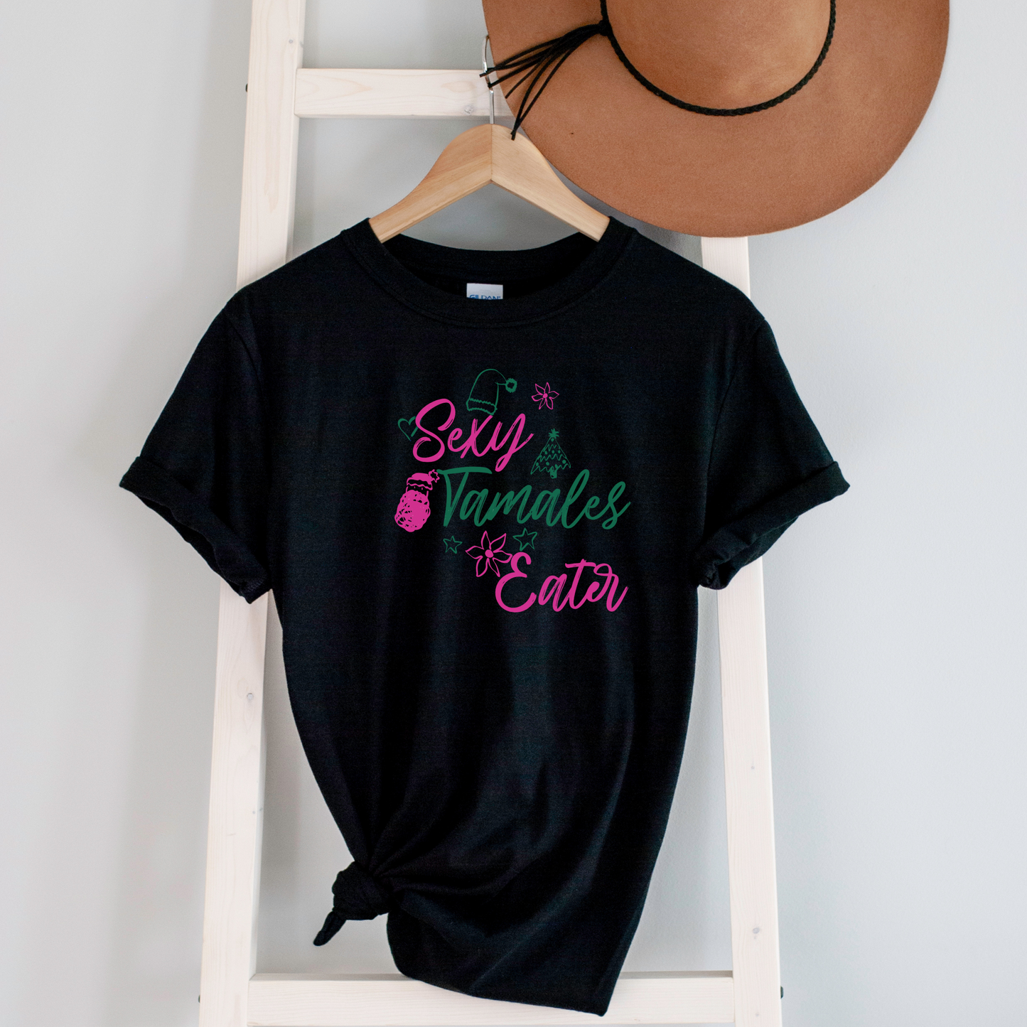 Sexy Tamales Eater Tee – Graphic Tee con Sazón y Actitud Navideña