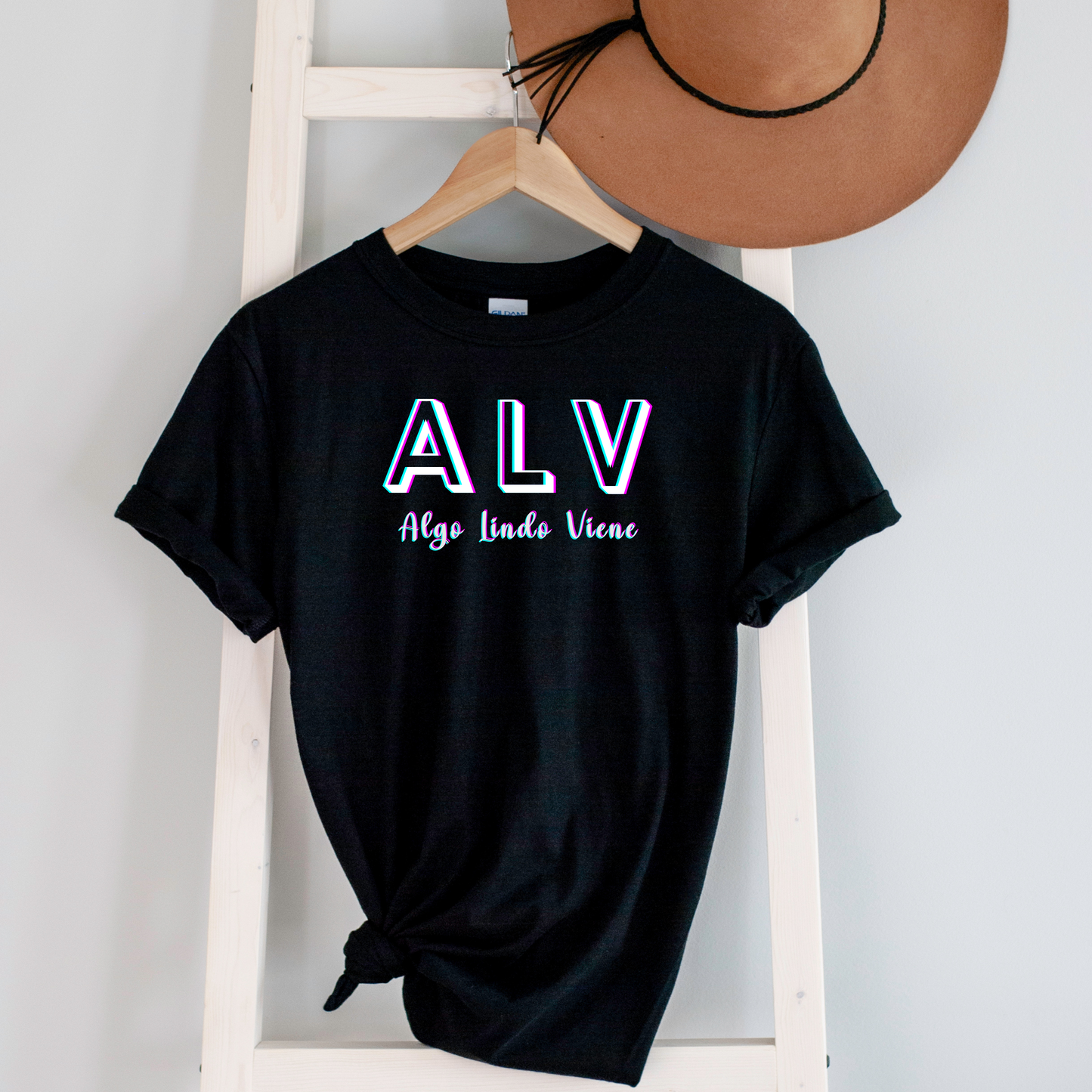 ALV Algo Lindo Viene Graphic Tee - Good Vibes & Manifestation | Camiseta Positiva y Motivacional