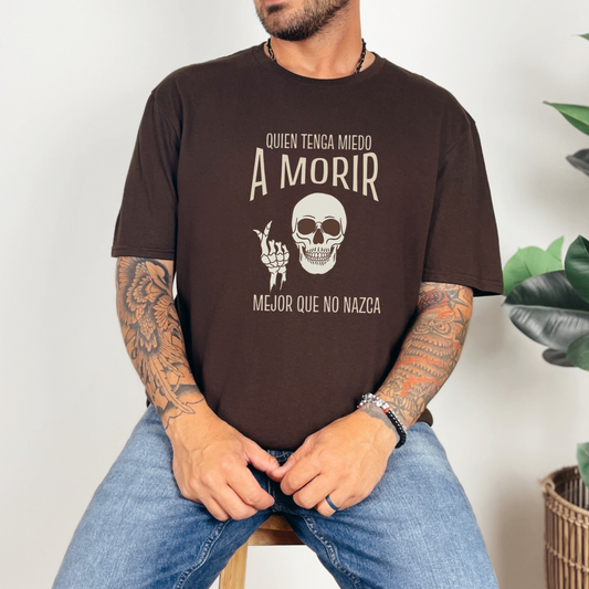 Quien Tenga Miedo a Morir, Mejor Que No Nazca Graphic Tee - Fearless Mexican Attitude | Camiseta con Actitud Mexicana