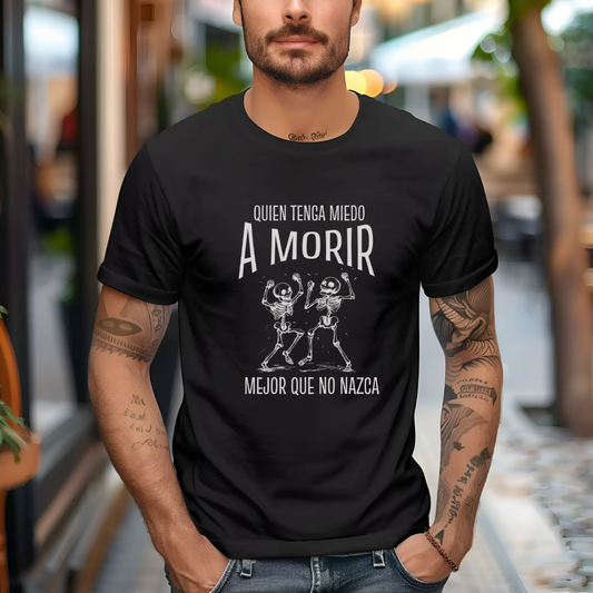 Quien Tenga Miedo a Morir, Mejor Que No Nazca Graphic Tee - Fearless Mexican Attitude | Camiseta con Actitud Mexicana