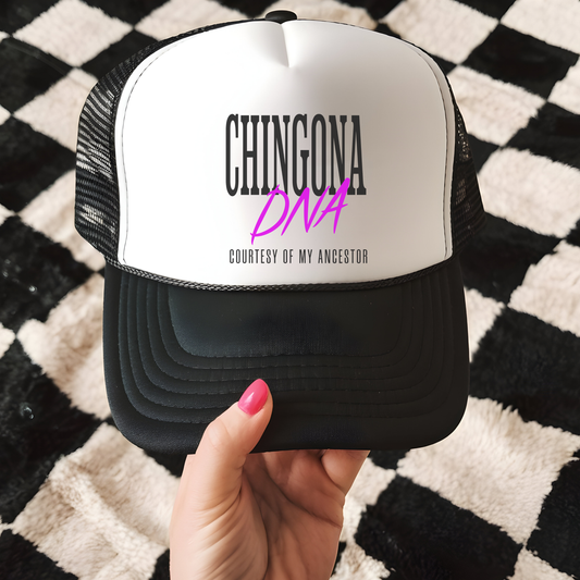 Chingona DNA Trucker Hat – Gorra Negra con Orgullo Ancestral y Estilo