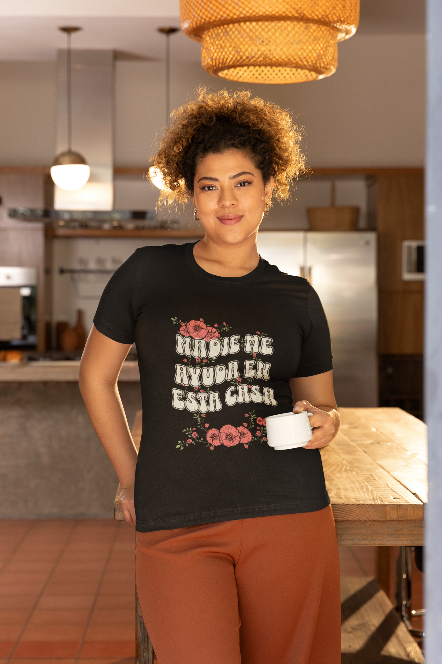 Nadie Me Ayuda en Esta Casa Graphic Tee - Funny Latina Mom Life Shirt | Camiseta Divertida para Mamás