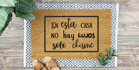 En Esta Casa No Hay Lujos Solo Chisme – Funny Doormat | Bilingual Latinx Humor Welcome Mat – Handmade Coir Rug
