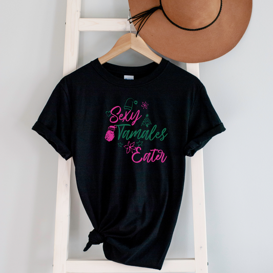 Sexy Tamales Eater Tee – Graphic Tee con Sazón y Actitud Navideña